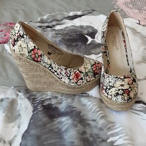 Floral wedge heels